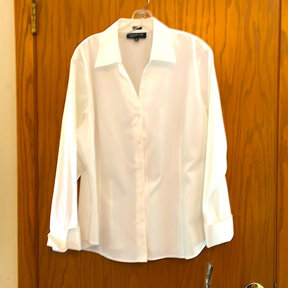 NWT, Jones New York white button down blouse. Cuffed sleeves. 18W. Non-Iron.